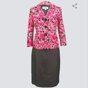 Le skirt suit with floral print jacket
